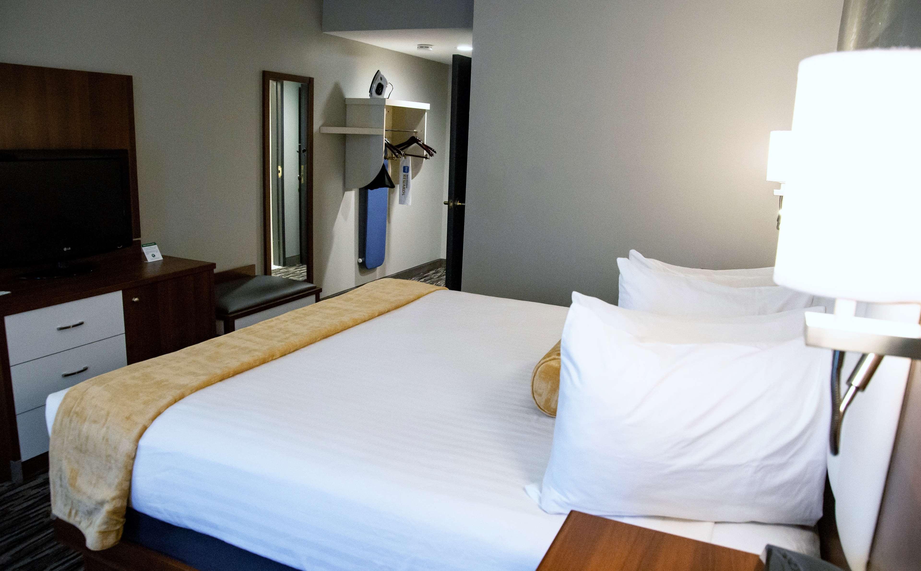 Best Western On The Avenue Buffalo Bagian luar foto