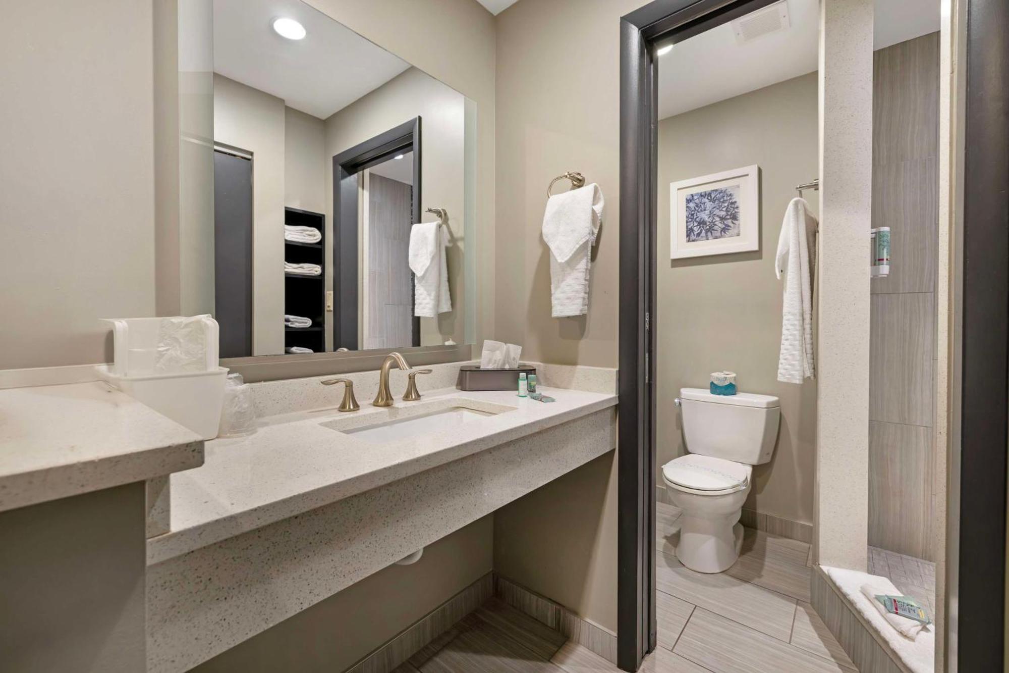 Best Western On The Avenue Buffalo Bagian luar foto