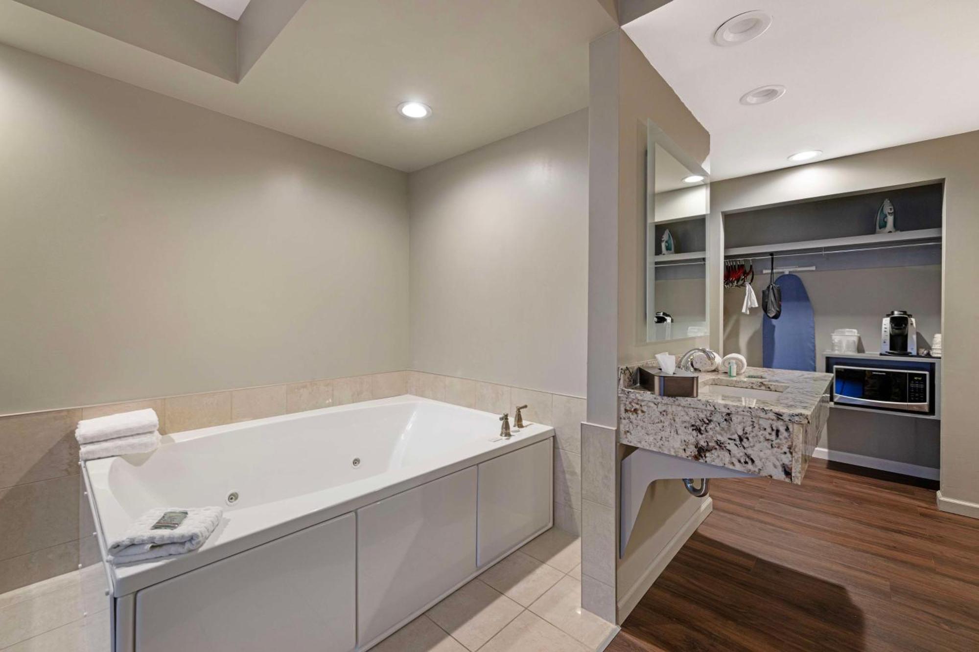 Best Western On The Avenue Buffalo Bagian luar foto